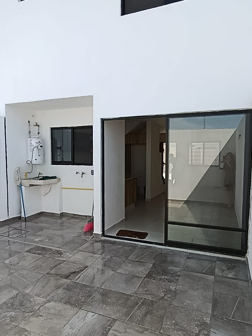 Casa nueva en renta cerca del Iteso | 3 habitaciones con baño, muy equipada. - Imagen 4