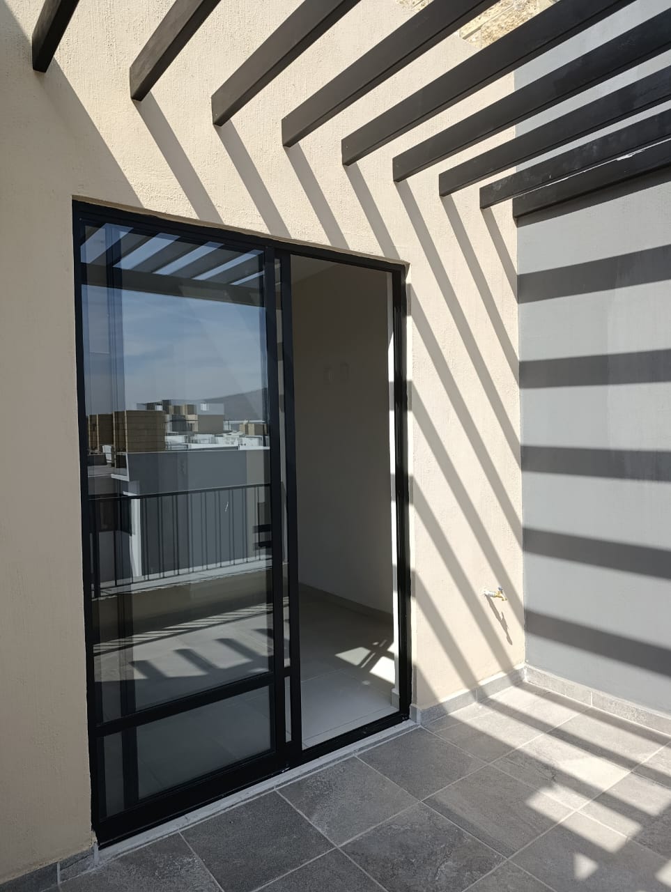 Casa nueva en renta cerca del Iteso | 3 habitaciones con baño, muy equipada. - Imagen 3