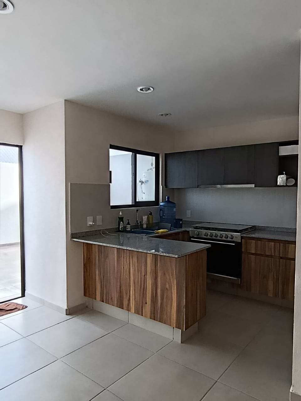 Casa nueva en renta cerca del Iteso | 3 habitaciones con baño, muy equipada. - Imagen 2